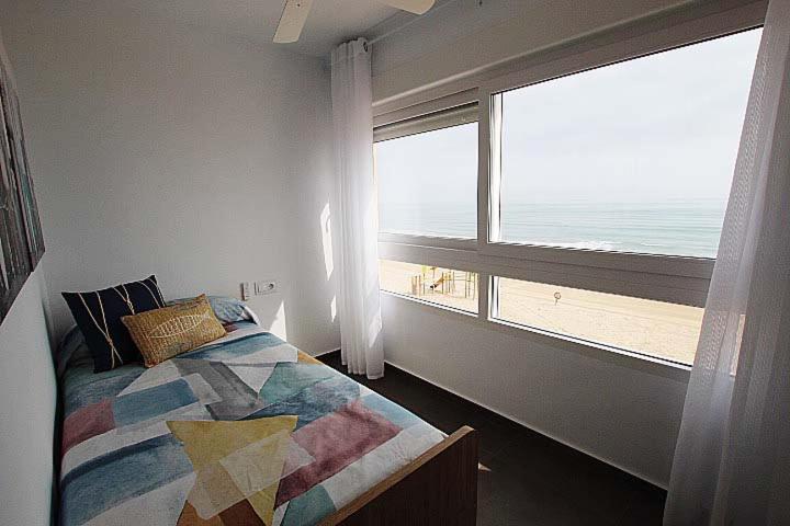 En eller flere senge i et værelse på Apartamento Primera Línea Playa Centro de Guardamar