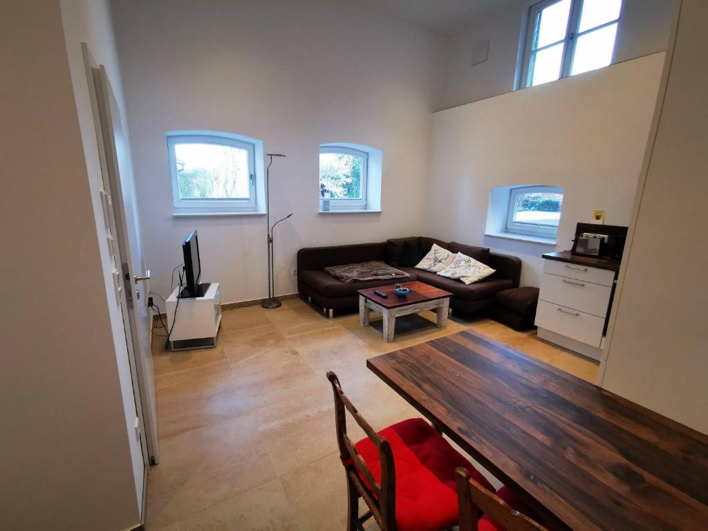 ein Wohnzimmer mit einem Sofa und einem Tisch in der Unterkunft Ferienwohnung Fuchs in Münster