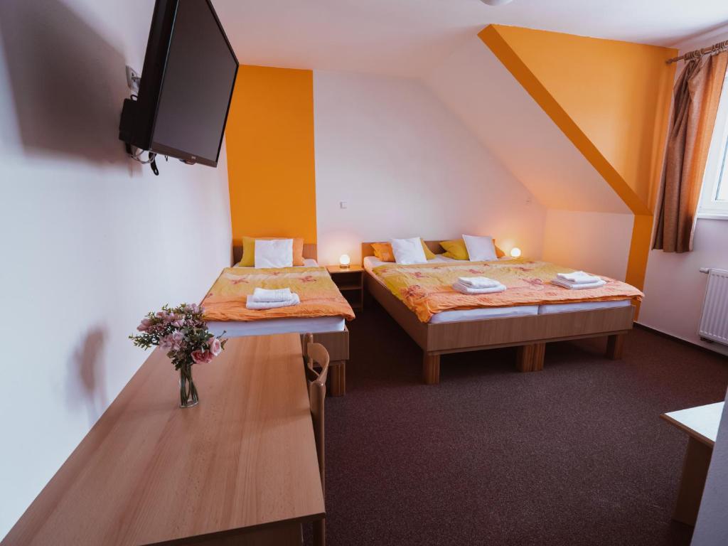 Postel nebo postele na pokoji v ubytování Relax Hotel Pelikán