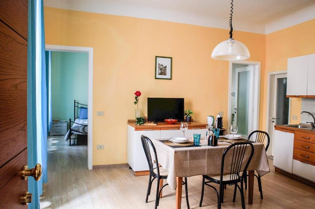 een keuken en eetkamer met een tafel en stoelen bij Netflix - Centro Storico Urbino in Urbino