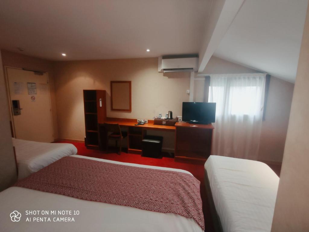 Een bed of bedden in een kamer bij Kyriad Nîmes Ouest A9
