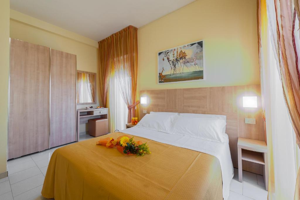 Łóżko lub łóżka w pokoju w obiekcie Hotel Corinna