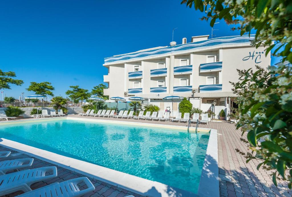 una piscina di fronte a un hotel di Hotel Corinna a Rimini