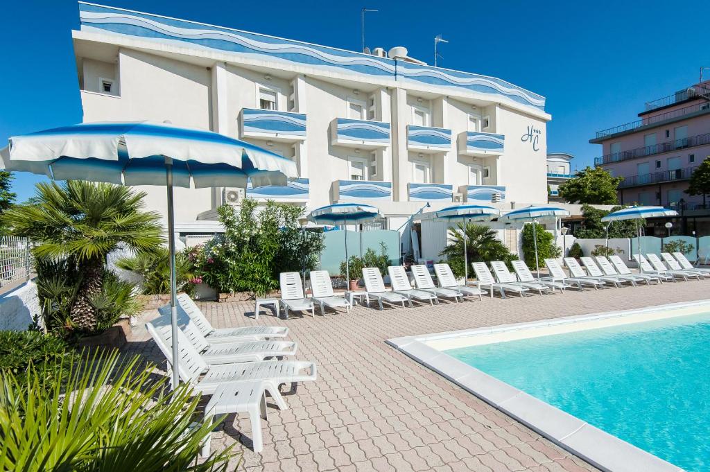 Basen w obiekcie Hotel Corinna lub w pobliżu