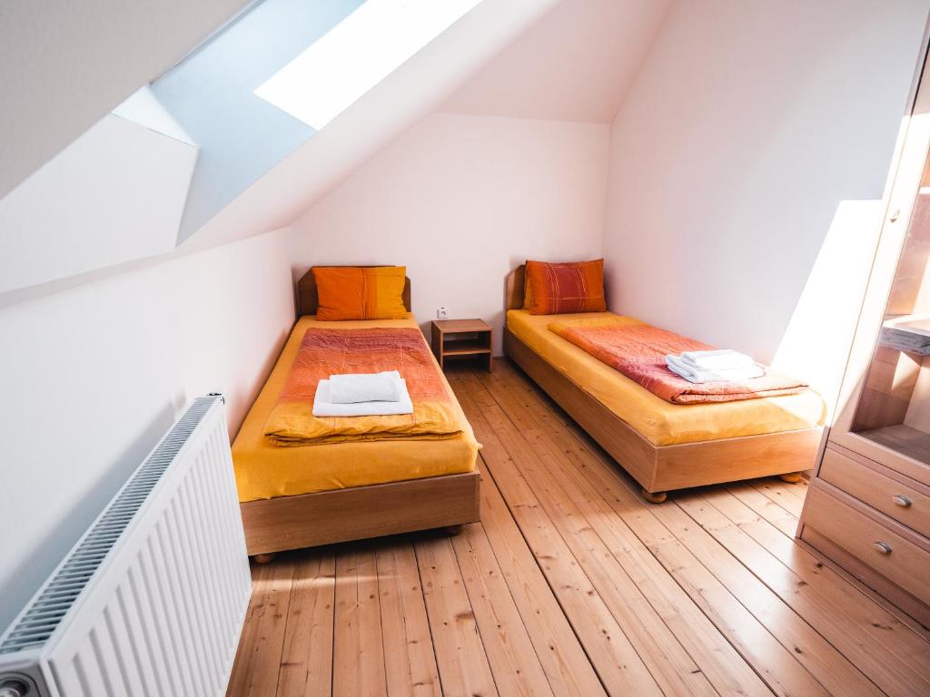 Postel nebo postele na pokoji v ubytování Relax Hotel Pelikán