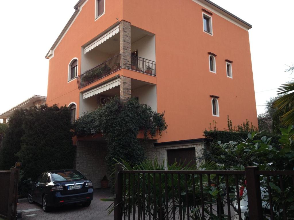 a building with a car parked in front of it at Casa Elite in Bardolino