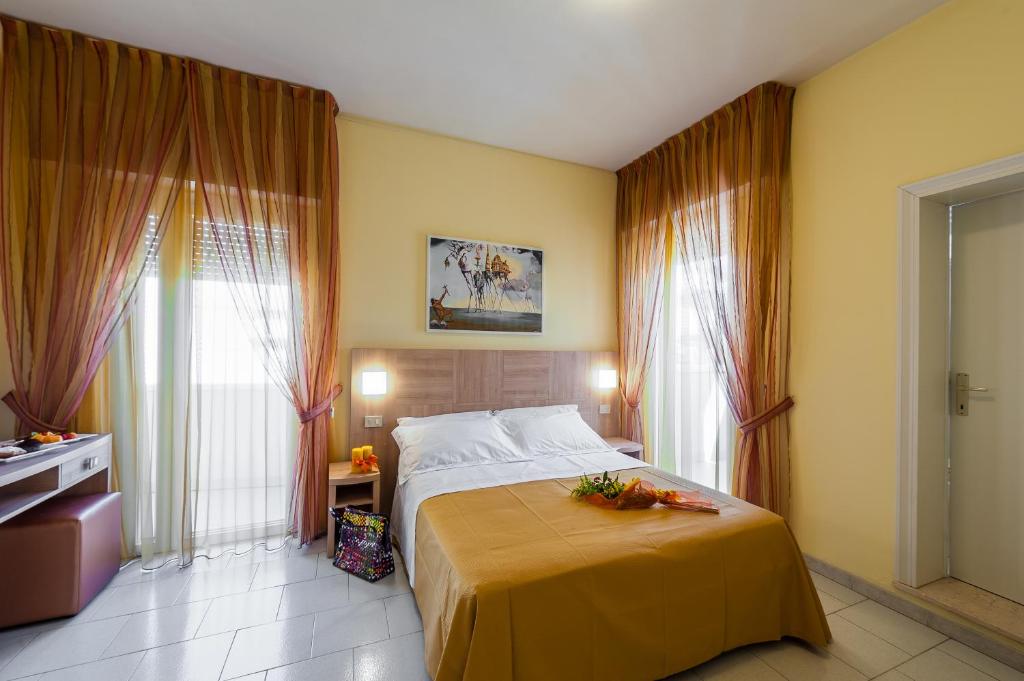 Łóżko lub łóżka w pokoju w obiekcie Hotel Corinna