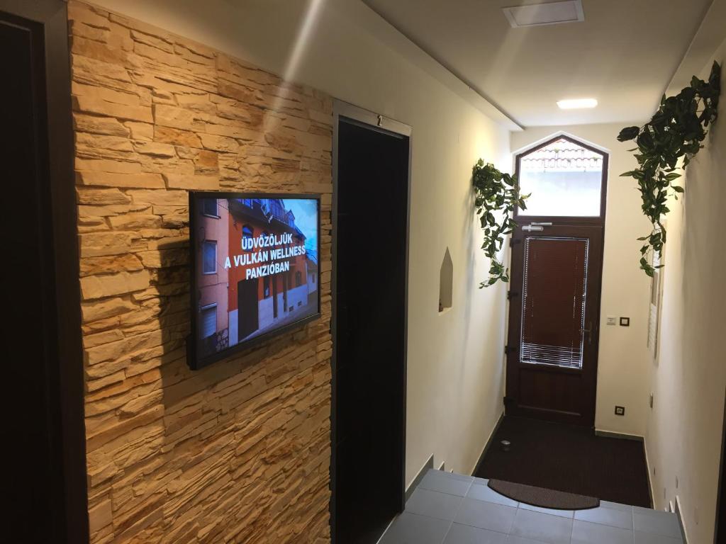 Televízia a/alebo spoločenská miestnosť v ubytovaní Vulkán Wellness Panzió