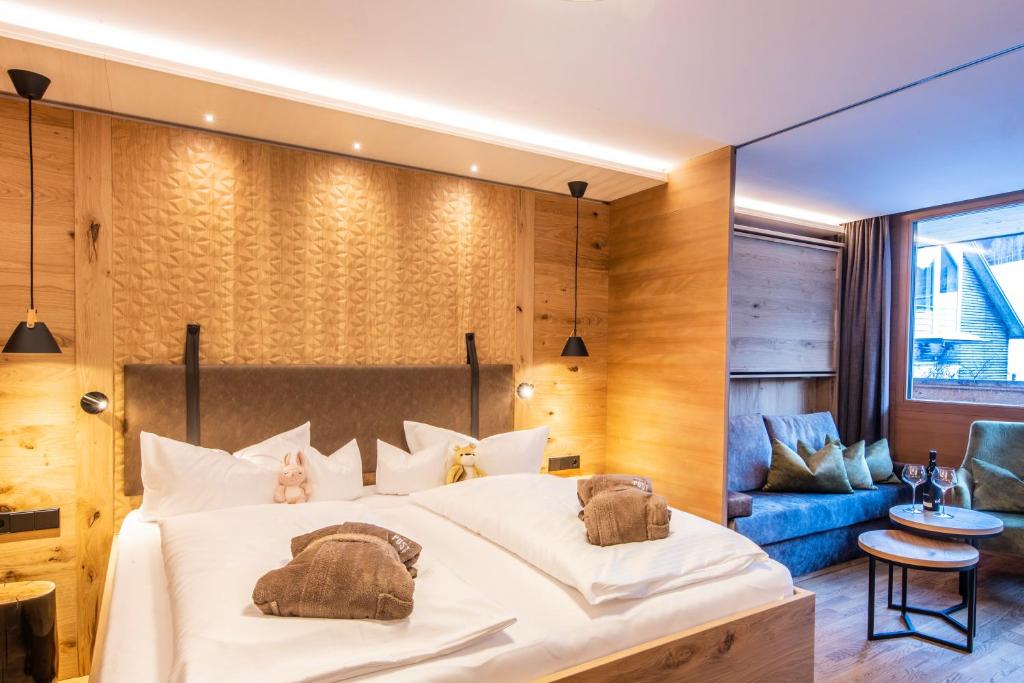 Postel nebo postele na pokoji v ubytování Alpen Hotel Post