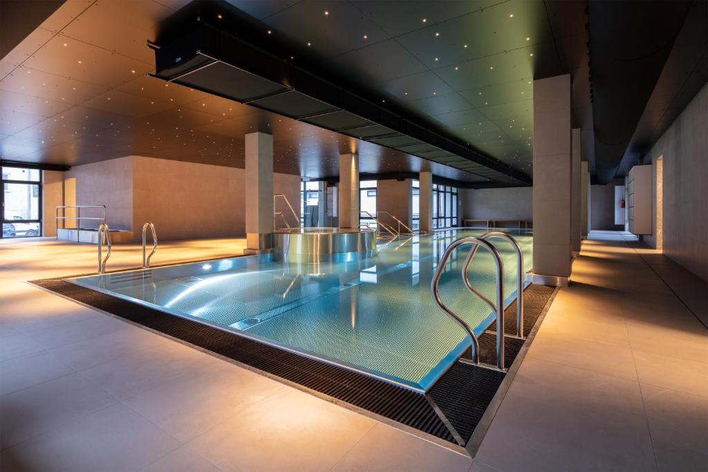 波傑布拉迪的住宿－Hotel & Spa Chariclea，大楼内的大型游泳池