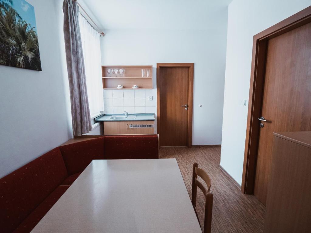 Kuchyň nebo kuchyňský kout v ubytování Relax Hotel Pelikán