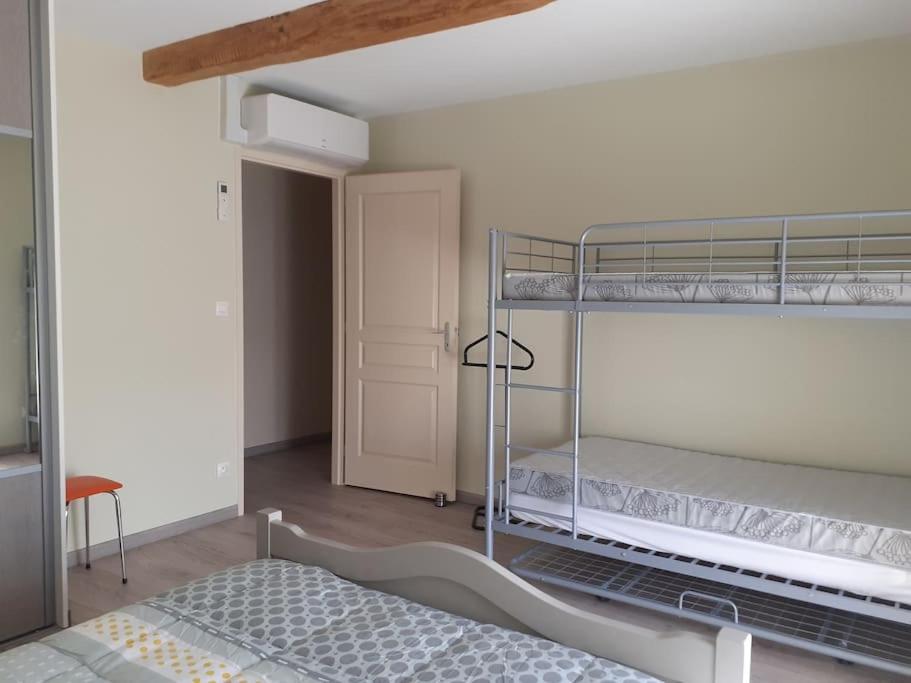 een slaapkamer met 2 stapelbedden in een kamer bij Le Gîte de Martine et Marc in Sazilly