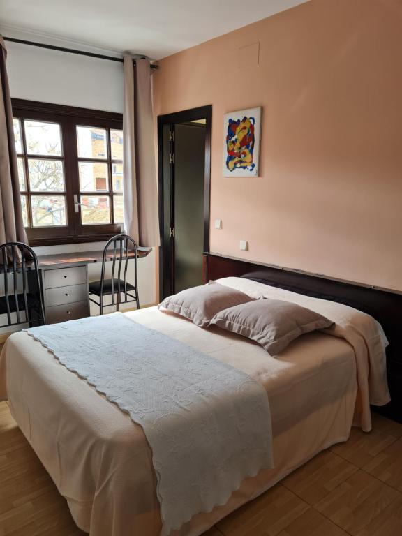 Ένα ή περισσότερα κρεβάτια σε δωμάτιο στο Hostal Asador Julian