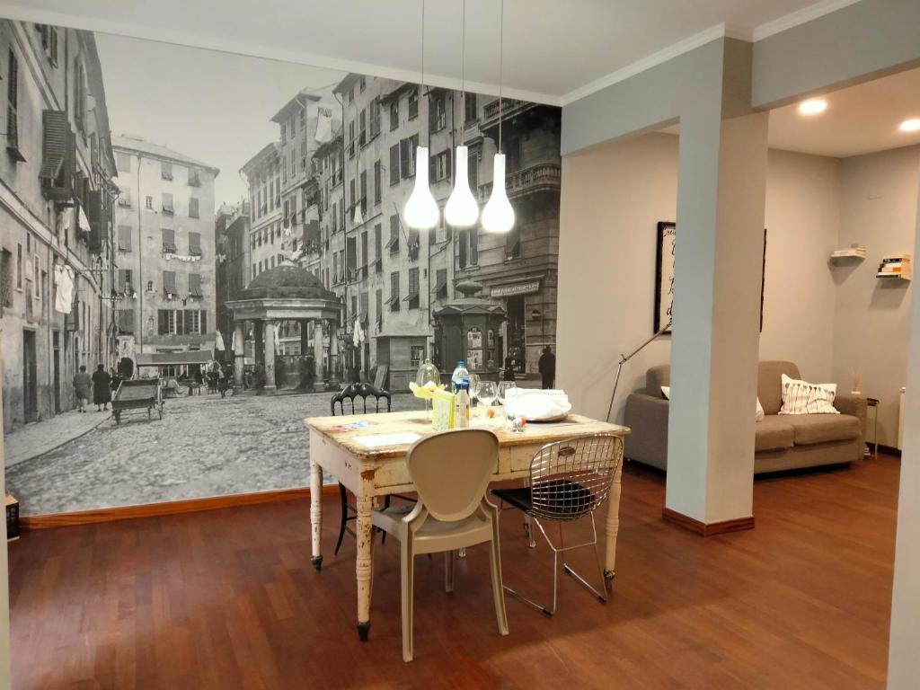 Casa di Ravecca في جينوا: غرفة طعام مع جدار جداري لمدينة