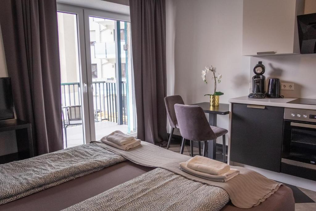 Postel nebo postele na pokoji v ubytování Giessener Bett