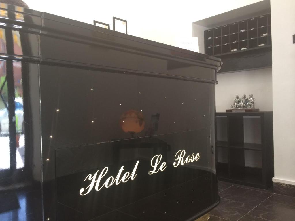 uma parede preta com o hotel de hau escrito nela em Hotel Le Rose em Tivoli Terme