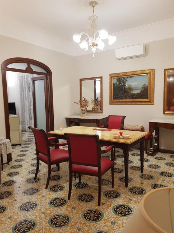 a dining room with a table and chairs at La casa di Cinzia, Pompei/Vesuvio in Palma Campania