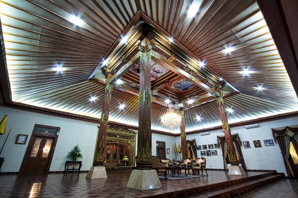 Vstupní hala nebo recepce v ubytování Kusuma Sahid Prince Hotel Solo