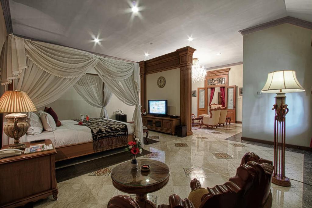 Postel nebo postele na pokoji v ubytování Kusuma Sahid Prince Hotel Solo