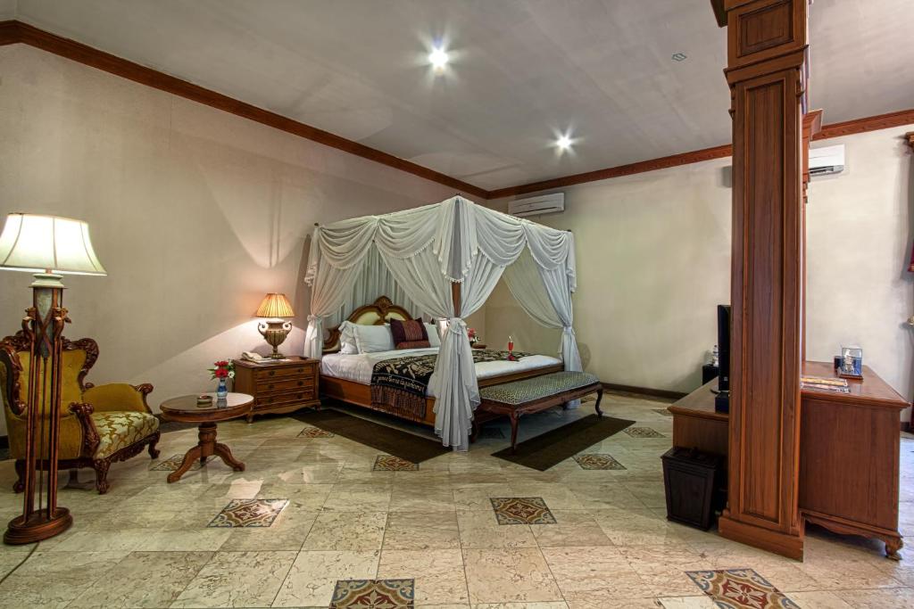 Postel nebo postele na pokoji v ubytování Kusuma Sahid Prince Hotel Solo