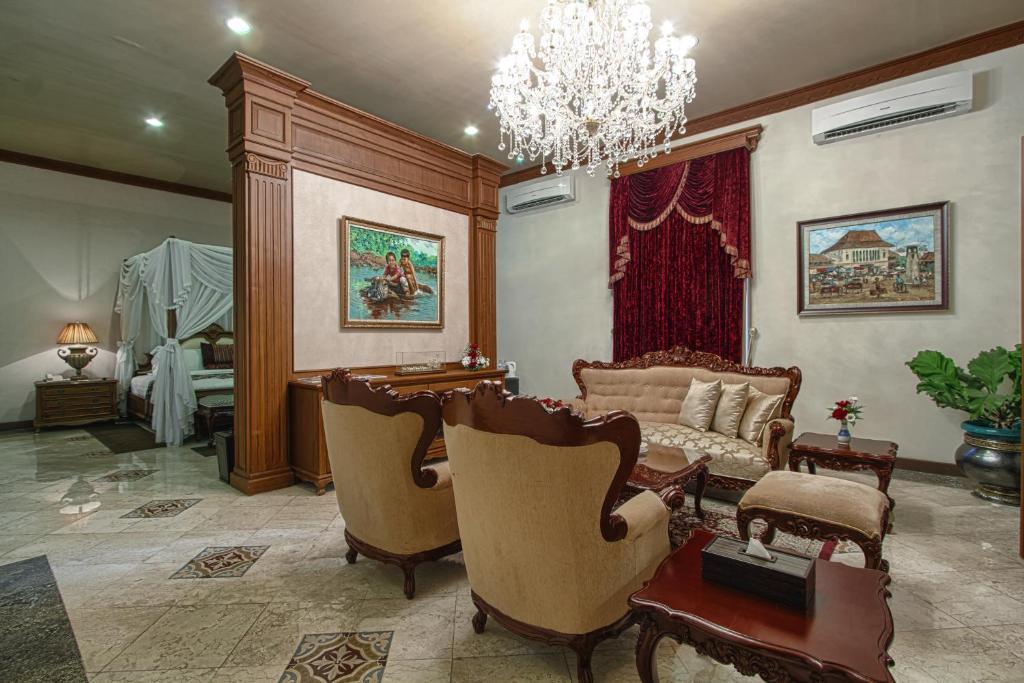 Posezení v ubytování Kusuma Sahid Prince Hotel Solo