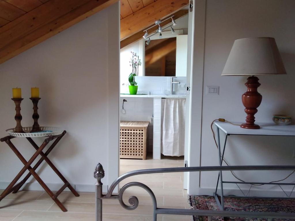 przedpokój ze stołem i lampką oraz kuchnią w obiekcie Villa Pellicano -Il nido w mieście Castellammare di Stabia