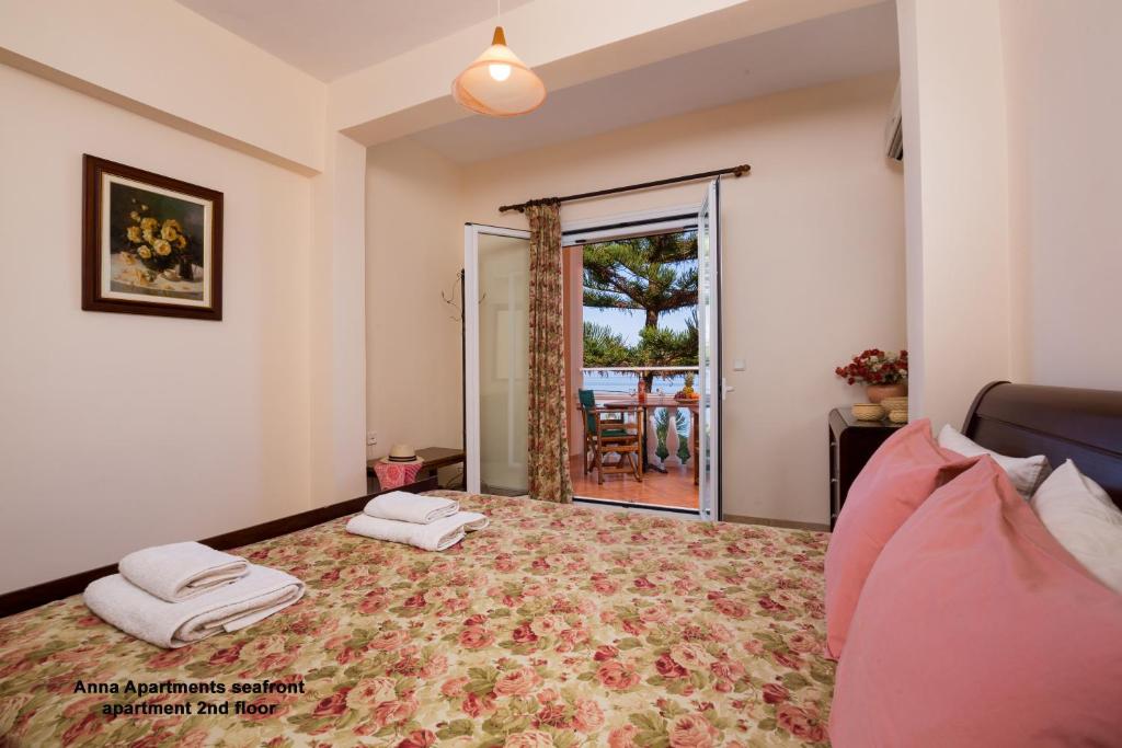 Postel nebo postele na pokoji v ubytování Anna Apartments Boukari