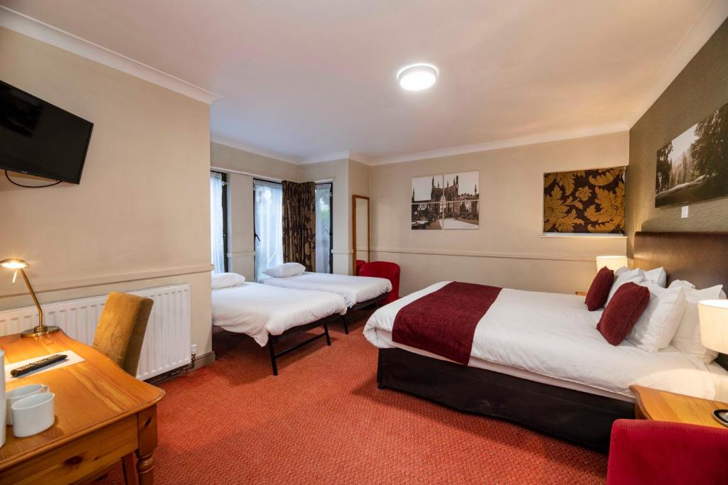 
Family Room (2 Adults + 2 Children)
