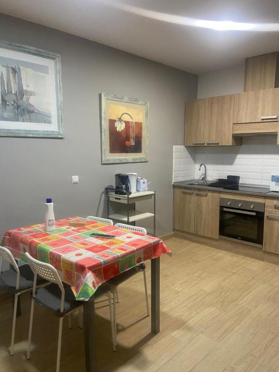 eine Küche mit einem Tisch und Stühlen im Zimmer in der Unterkunft Apartamento Clave Center - 2 Dormitorios con 2 Baños - 3º Sin Ascensor -No Fumadores in Saragossa