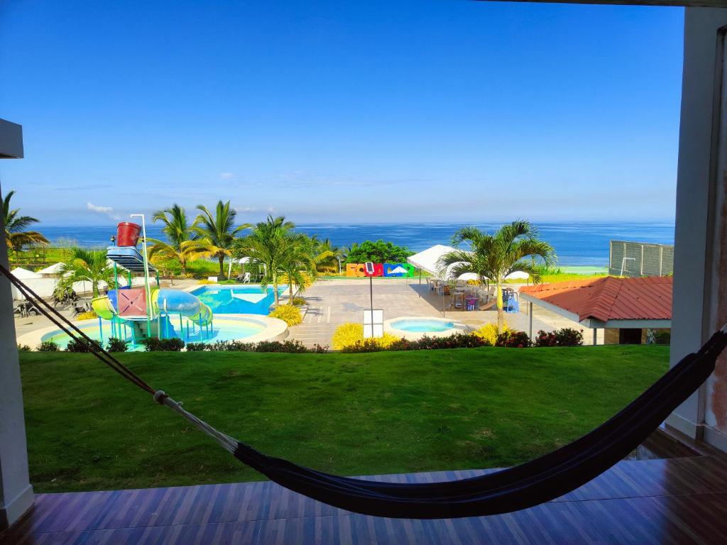 Bazén v ubytování Hotel Punta Azul nebo v jeho okolí
