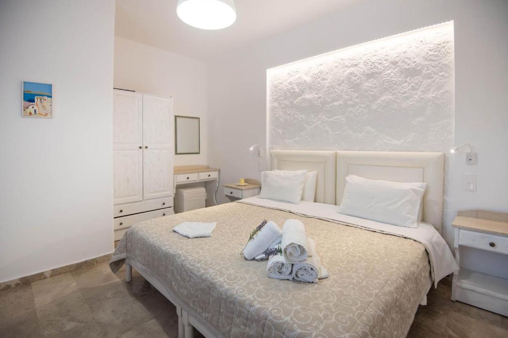 Postel nebo postele na pokoji v ubytování Eleana Studios