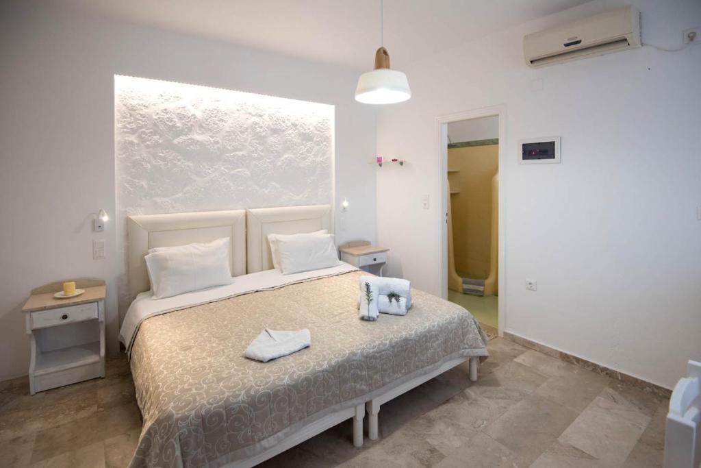 Postel nebo postele na pokoji v ubytování Eleana Studios