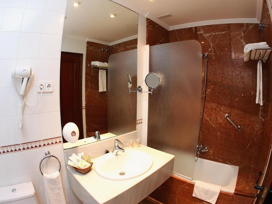 Un baño de Hotel Comillas