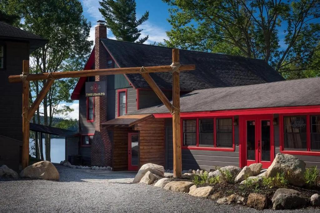 una casa rossa e nera con struttura in legno di Great Pines a Old Forge