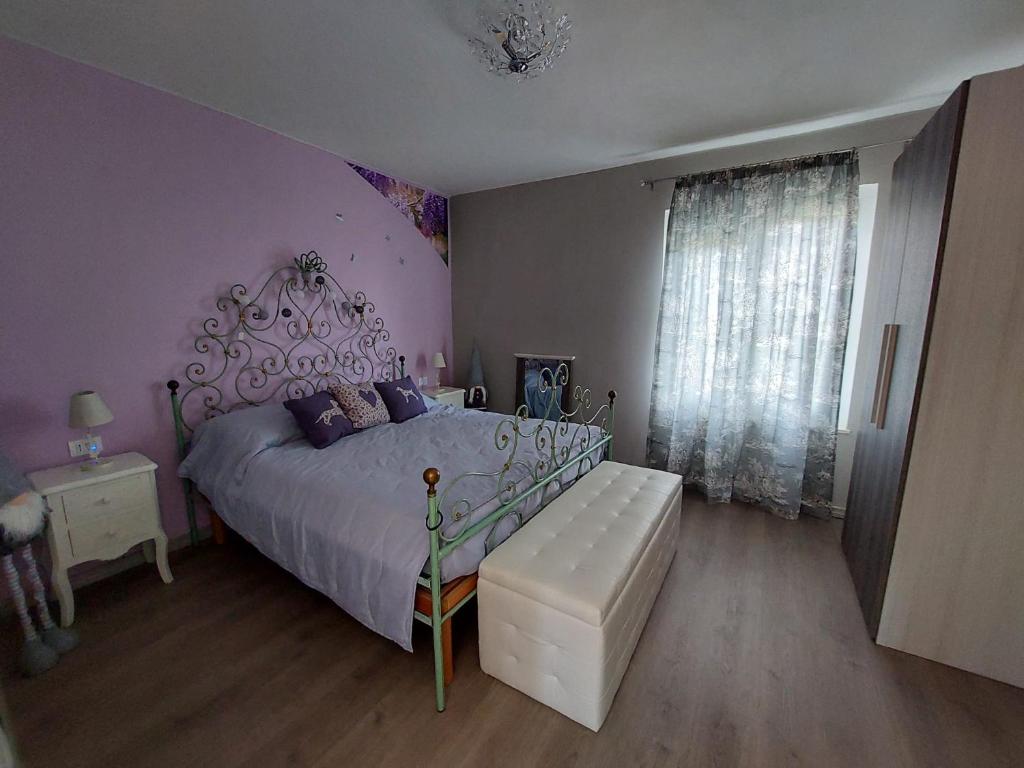1 dormitorio con cama con marco de metal y ventana en La BedOlla '41 Tortona, en Tortona