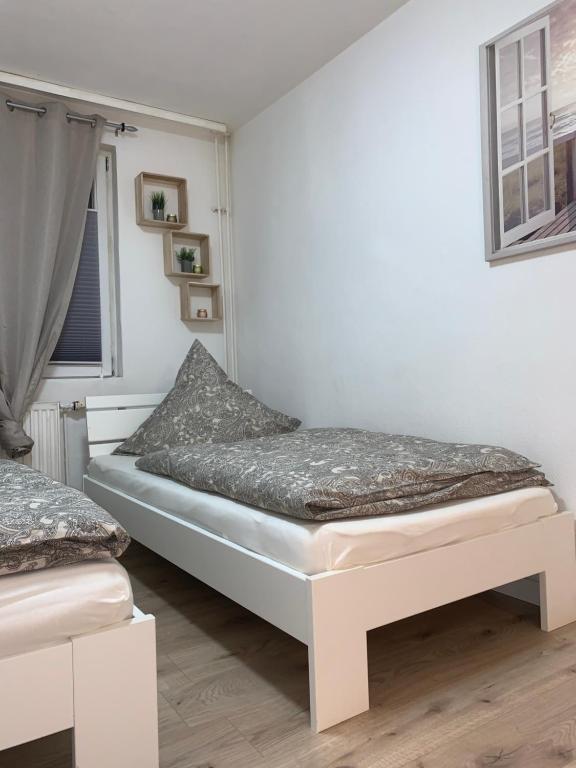 1 dormitorio con 2 camas y ventana en Holiday Home Cologne with Balkon - near Cologne Fair - temporary living-, en Colonia