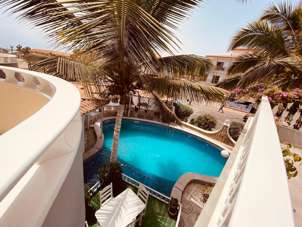 uma vista para uma piscina a partir da varanda de um resort em Hotel NHATERRA em Santa Maria