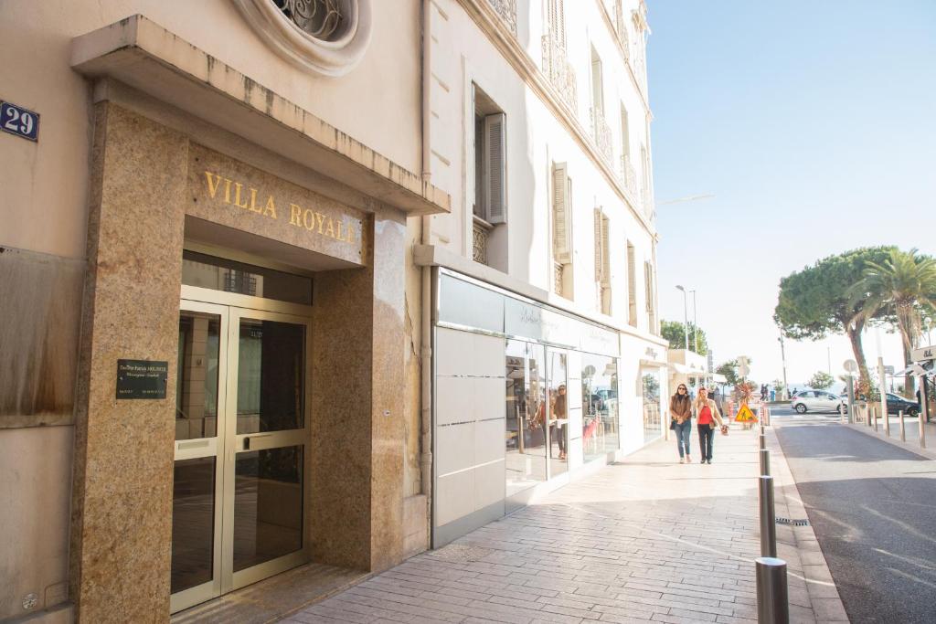 - un bâtiment dans une rue où les gens marchent devant dans l'établissement ACCI Cannes Croisette, à Cannes