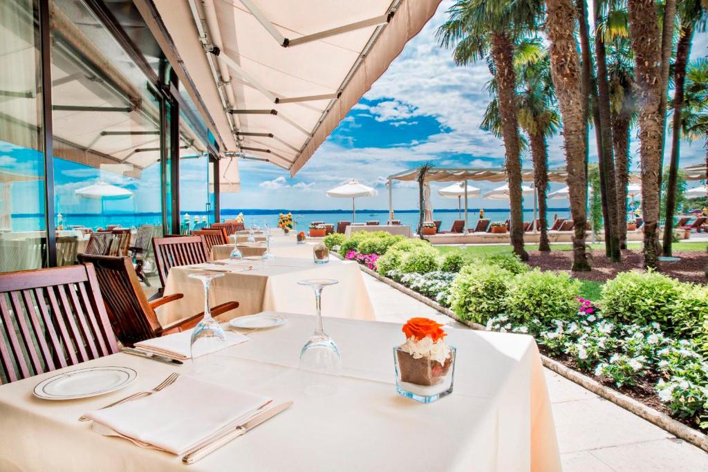 Een restaurant of ander eetgelegenheid bij Grand Hotel Terme Sirmione