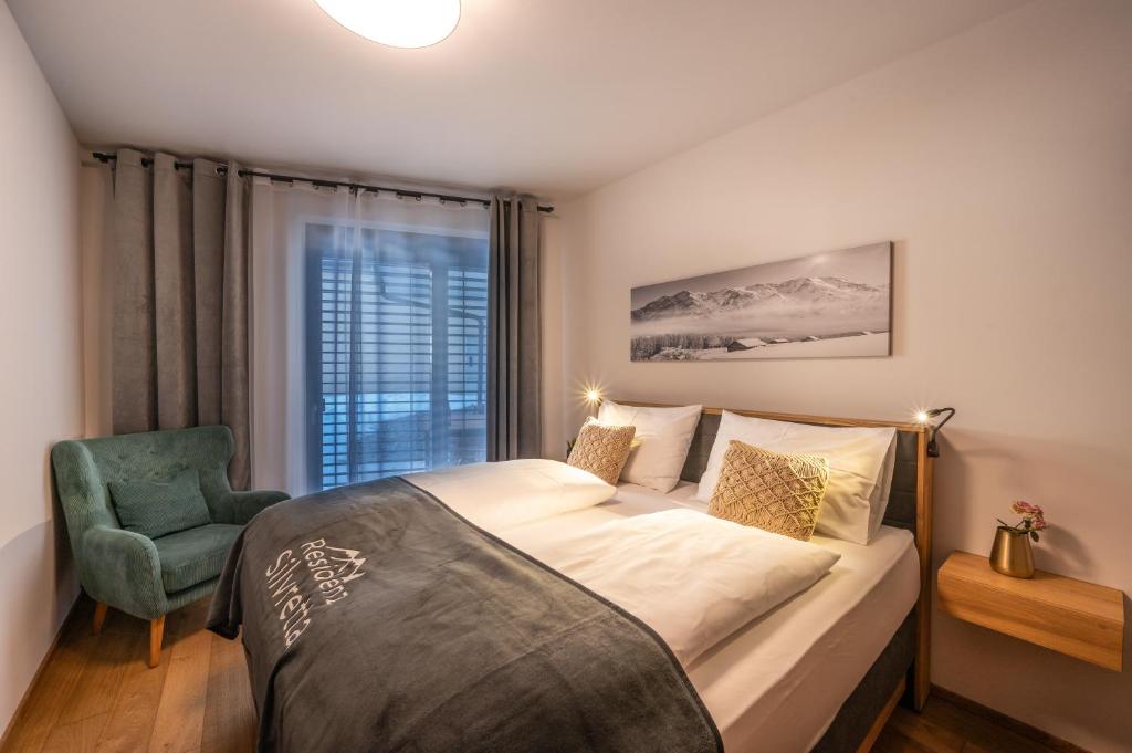 Postel nebo postele na pokoji v ubytování Kleiner Alpiner Boudoir inkl Silvretta Premium Summer Card