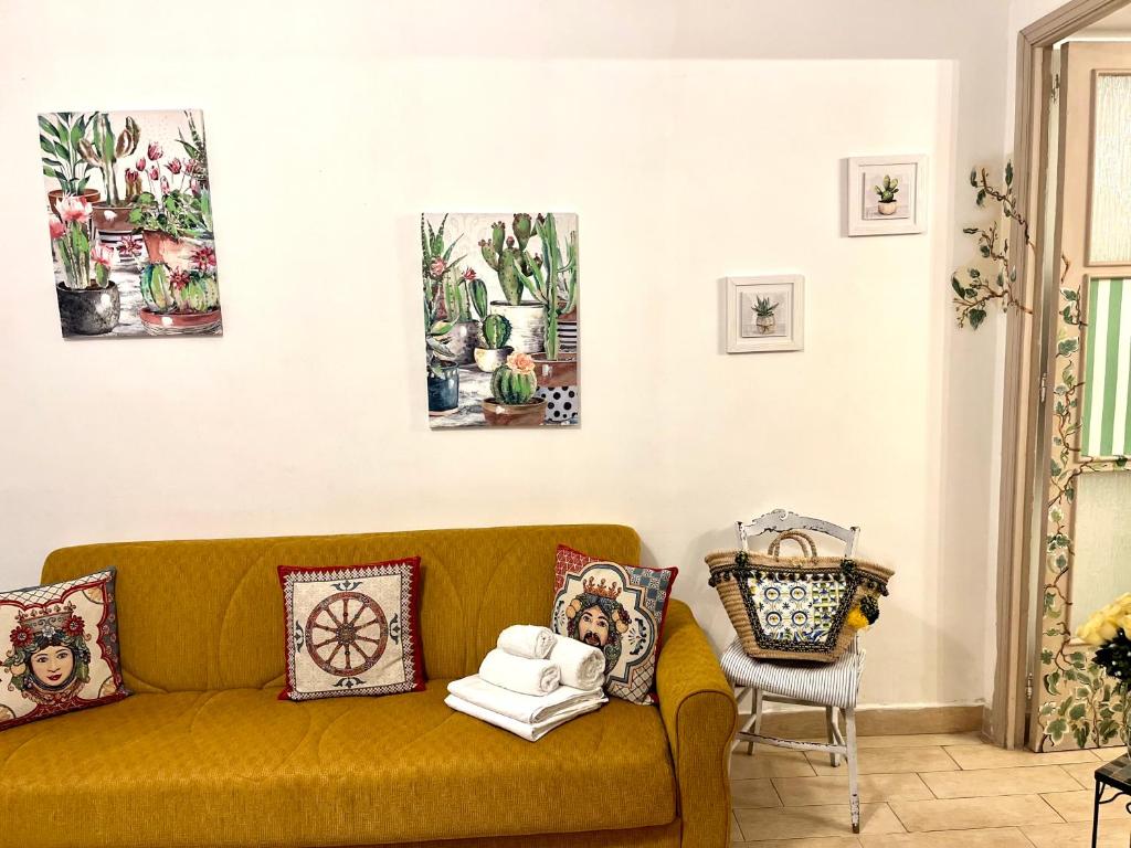 A seating area at La Siciliana-di fronte la Cattedrale