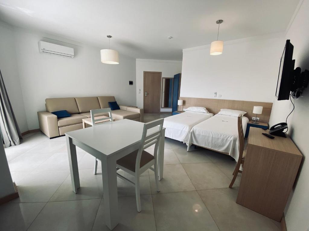 TV a/nebo společenská místnost v ubytování ApartHotel NhaTerra