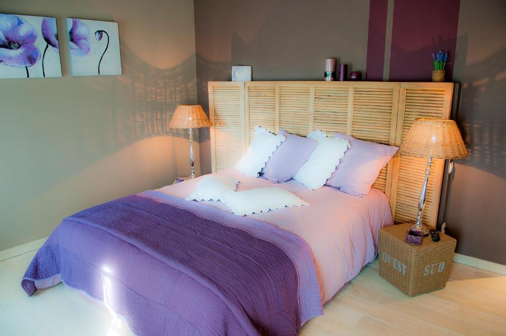 1 dormitorio con 1 cama grande y 2 lámparas en Domaine de la Baratonne, en La Garde