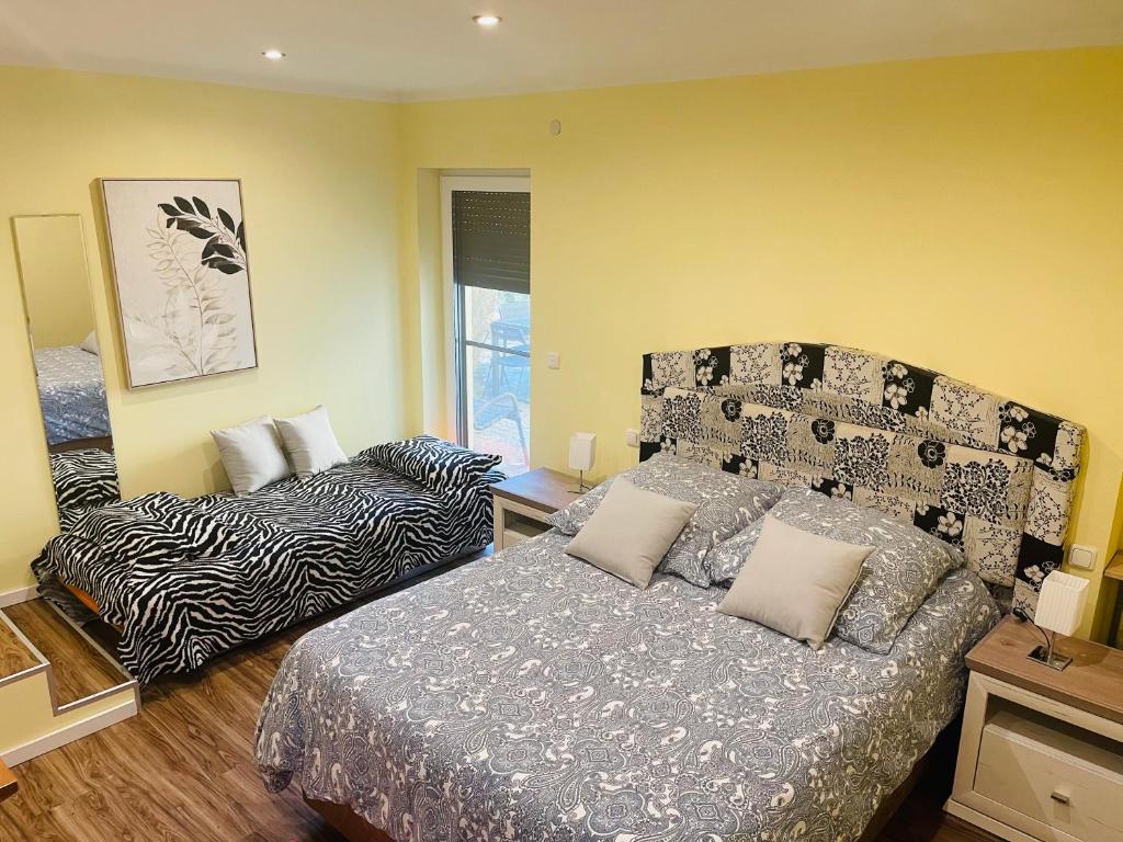 a bedroom with a bed and a couch at Eine charmante Wohnung wartet auf Sie in Alzenau in Unterfranken