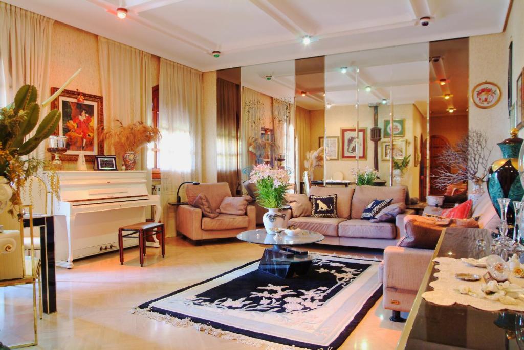 sala de estar con sofá y mesa en Villa Ambra B&B, en Noto