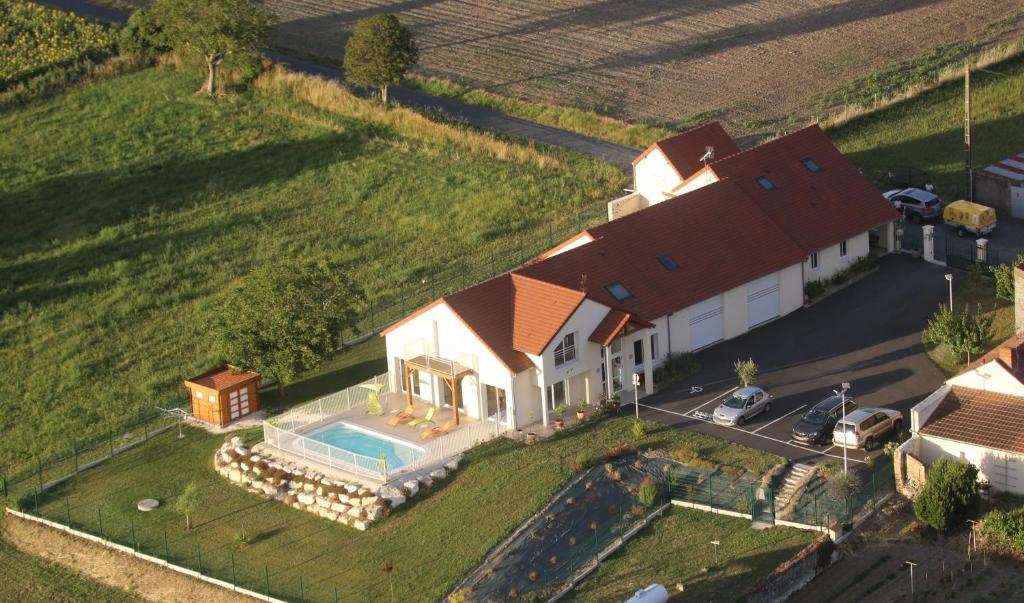 GITE MONTGOLFIÈRE 6 PERSONNES في شاتليرو: اطلالة علوية على منزل به مسبح