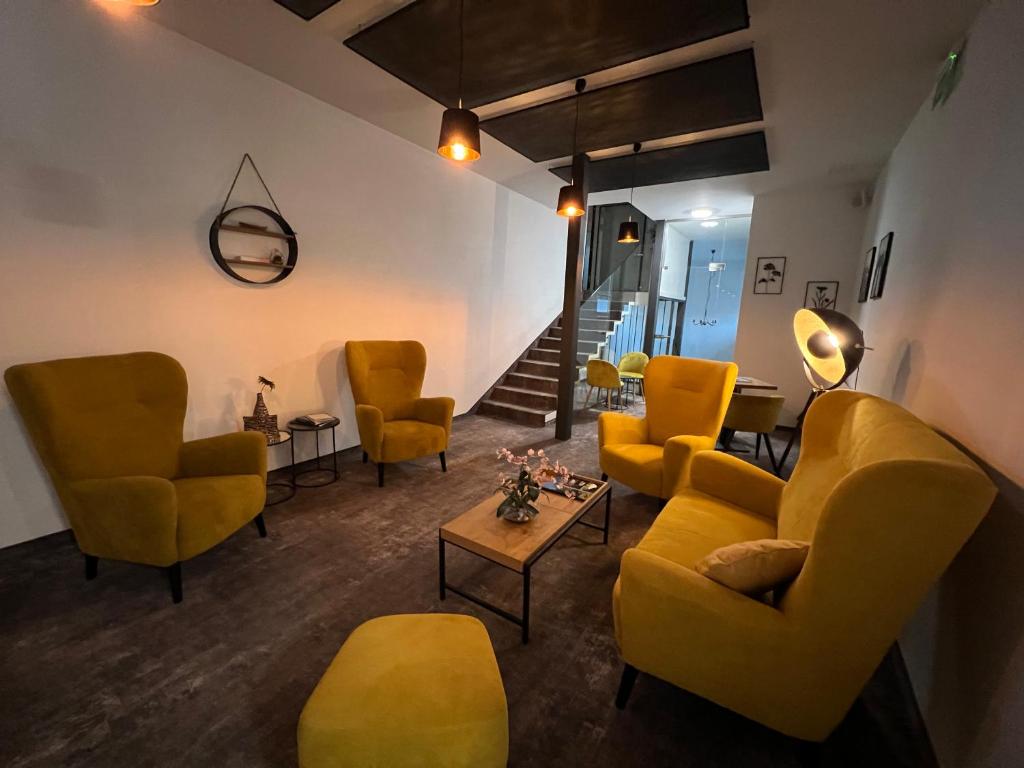 A seating area at Primma Hotel