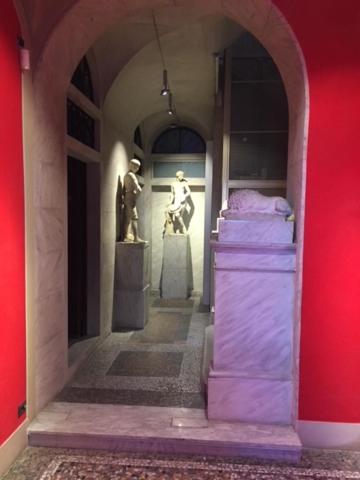 un corridoio di un museo con una statua sullo sfondo di B&B Theodora a Frascati
