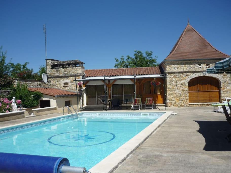 una piscina frente a una casa en Gîte dans propriété périgourdine, en Pechpialat