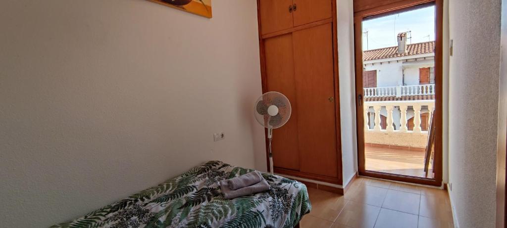 Posteľ alebo postele v izbe v ubytovaní Beach Breeze Townhouse by the beach